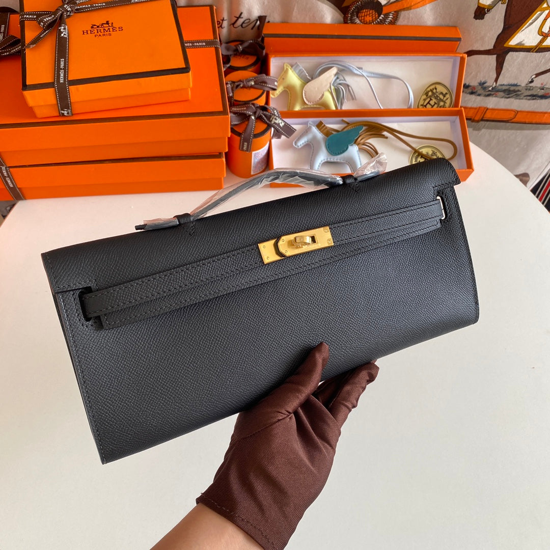 KELLY CUT 31 IN SCHWARZEM KALBSLEDER MIT GOLDENEN BESCHLÄGEN