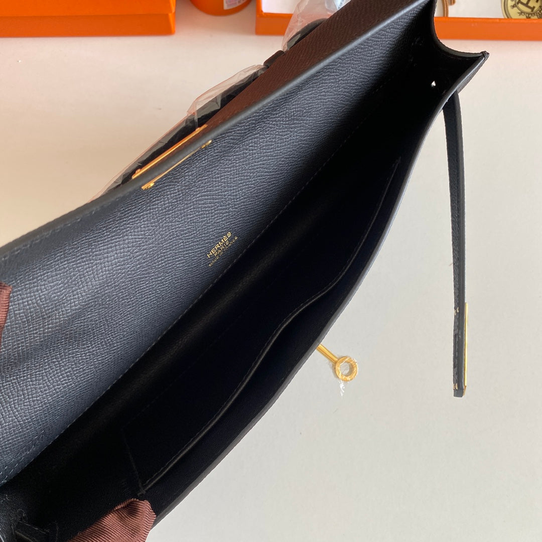 KELLY CUT 31 IN SCHWARZEM KALBSLEDER MIT GOLDENEN BESCHLÄGEN