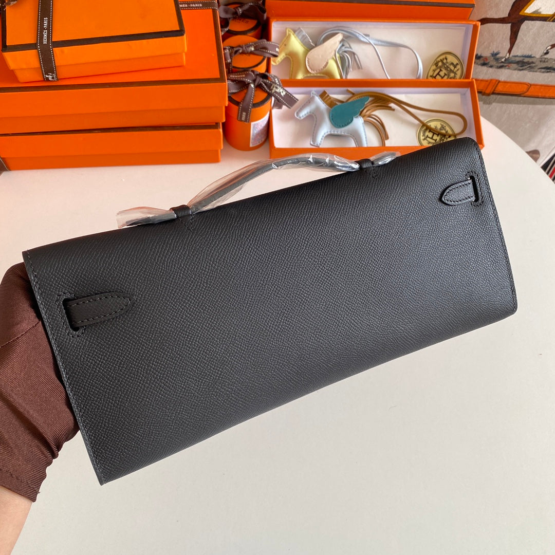 KELLY CUT 31 IN SCHWARZEM KALBSLEDER MIT GOLDENEN BESCHLÄGEN