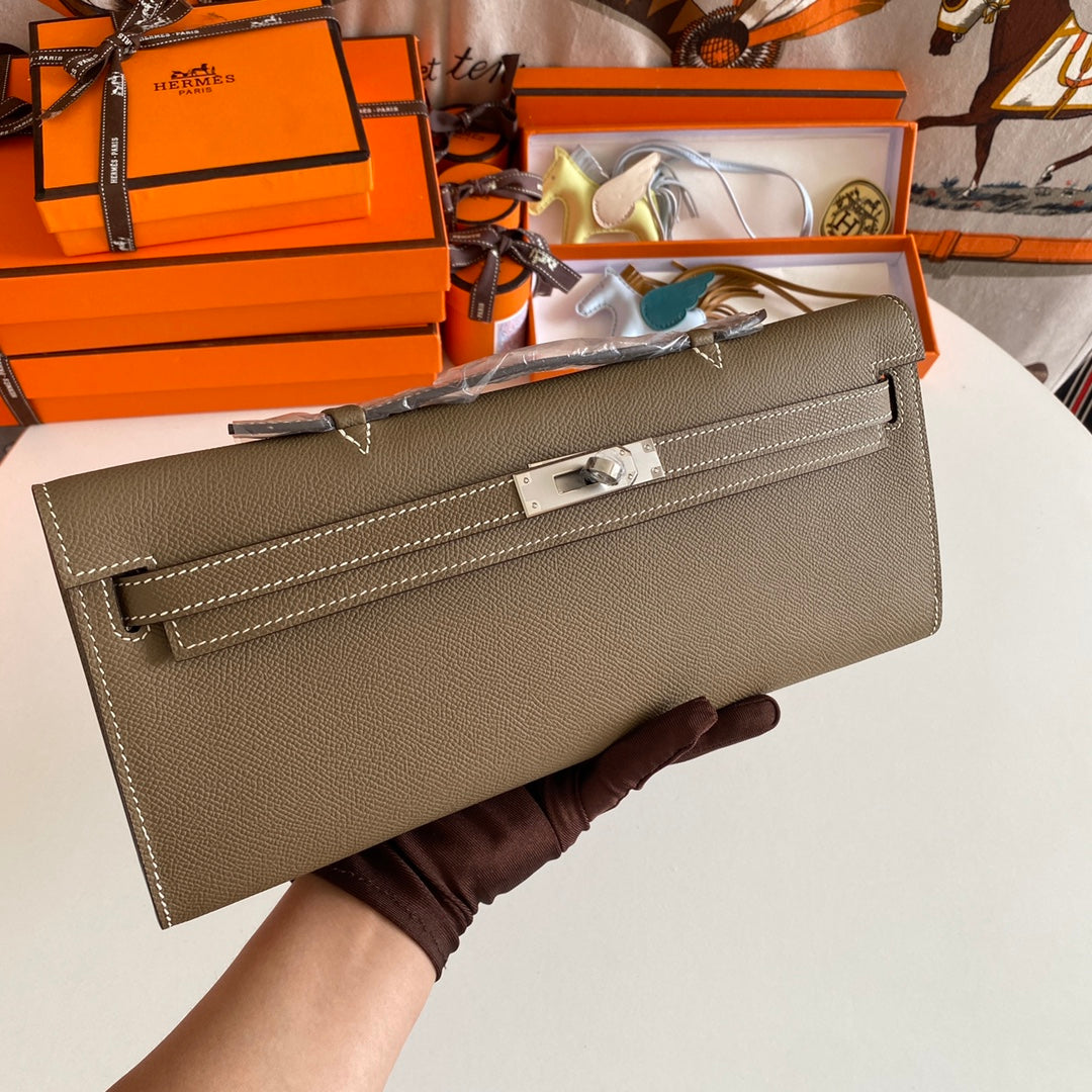 KELLY CUT 31 IN MOCHA BROWN CALFLEDER MIT SILBERNEN BESCHLÄGEN