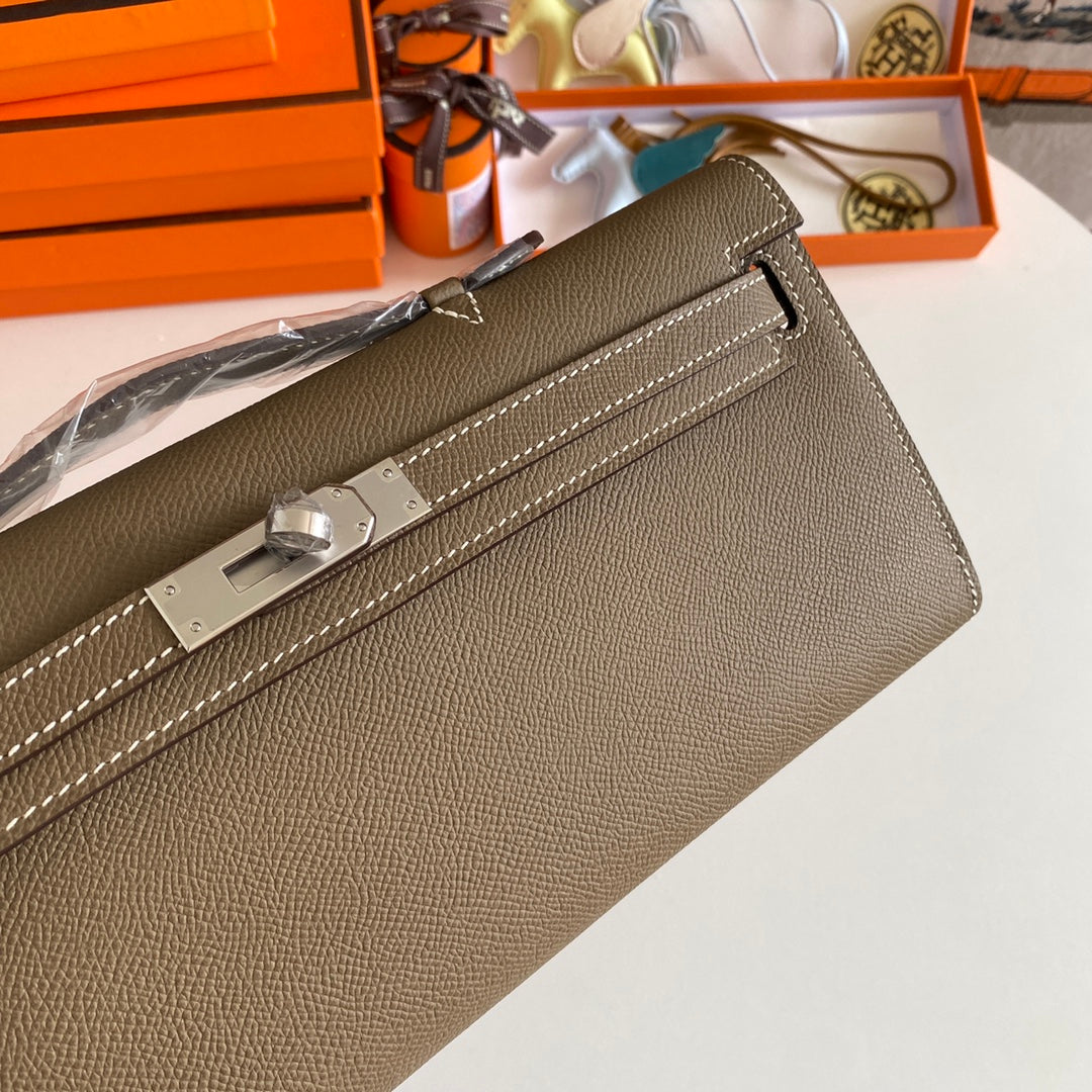 KELLY CUT 31 IN MOCHA BROWN CALFLEDER MIT SILBERNEN BESCHLÄGEN