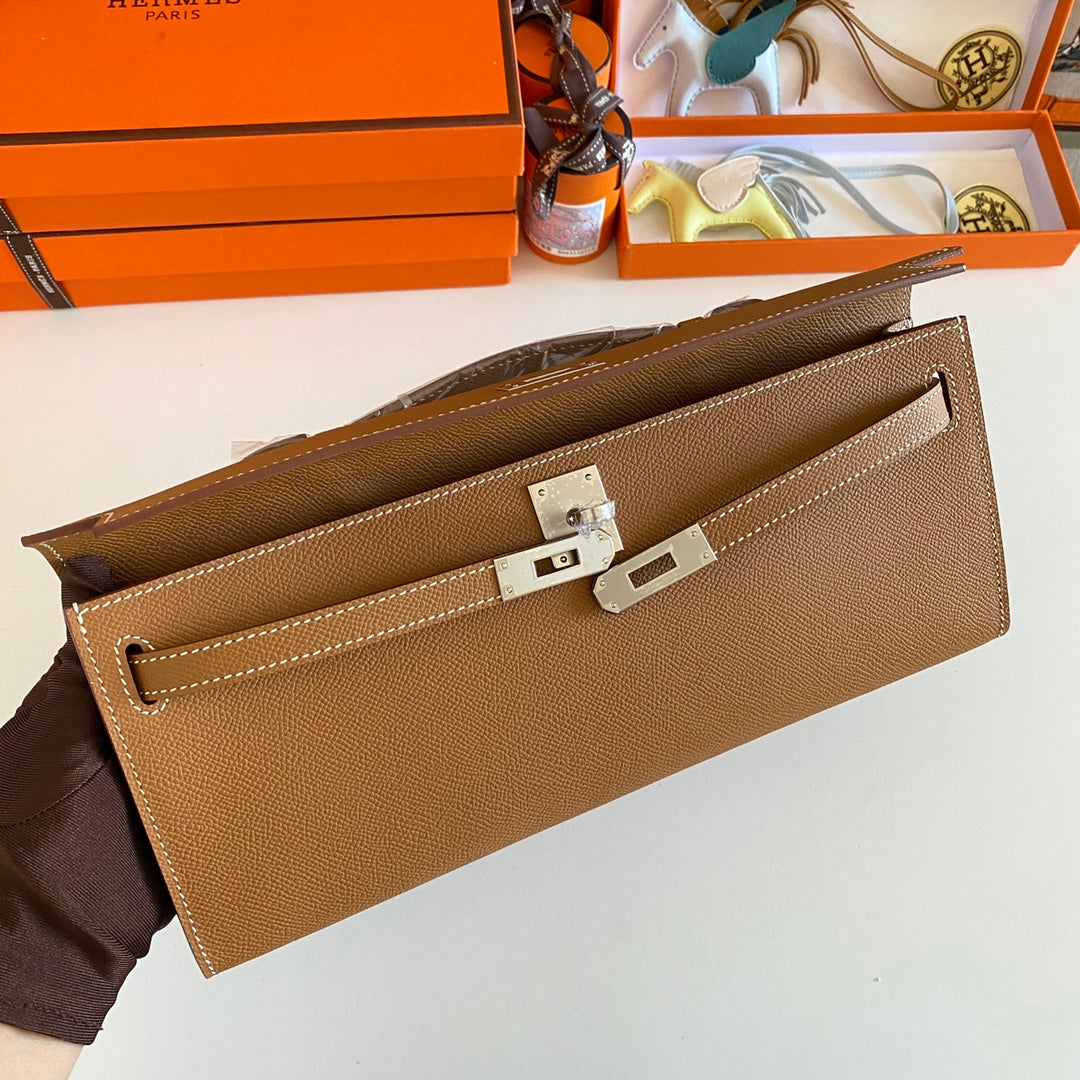 KELLY CUT 31 IN BRONZEBRAUNEM KALBSLEDER MIT SILBERNEN BESCHLÄGEN