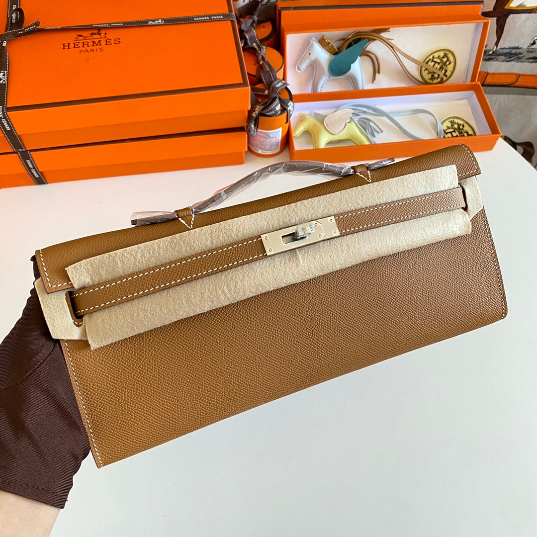 KELLY CUT 31 IN BRONZEBRAUNEM KALBSLEDER MIT SILBERNEN BESCHLÄGEN