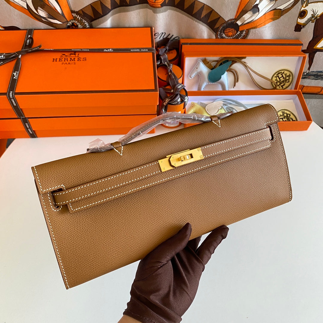 KELLY CUT 31 IN BRONZEBRAUNEM KALBSLEDER MIT GOLDENEN BESCHLÄGEN