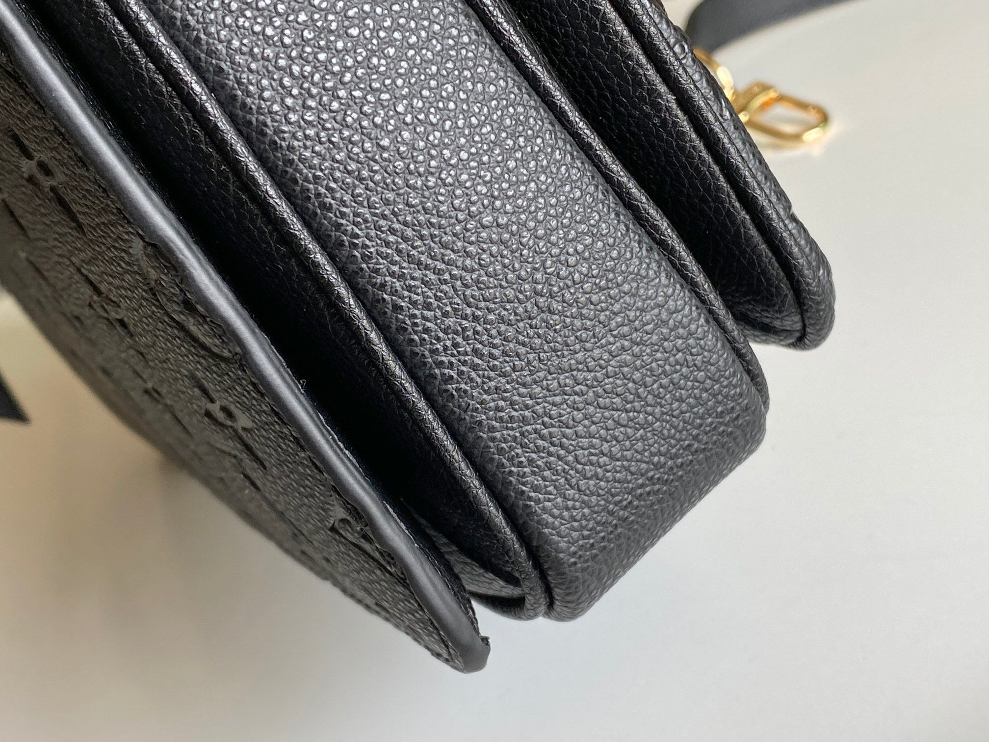 LV 25S Pochette Métis 25 in Schwarz, Monogramm-beschichtetes Canvas, goldene Beschläge