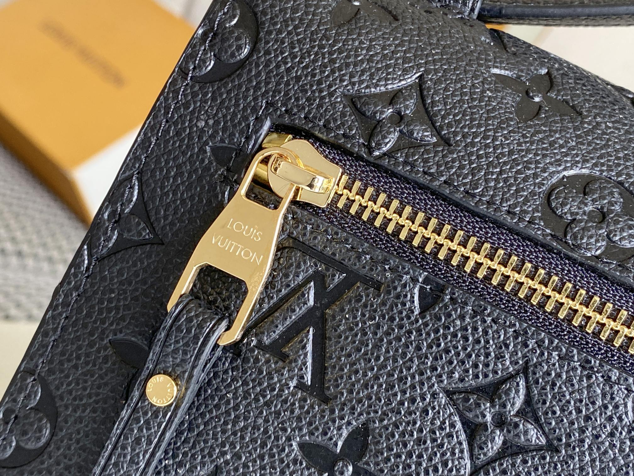 LV 25S Pochette Métis 25 in Schwarz, Monogramm-beschichtetes Canvas, goldene Beschläge