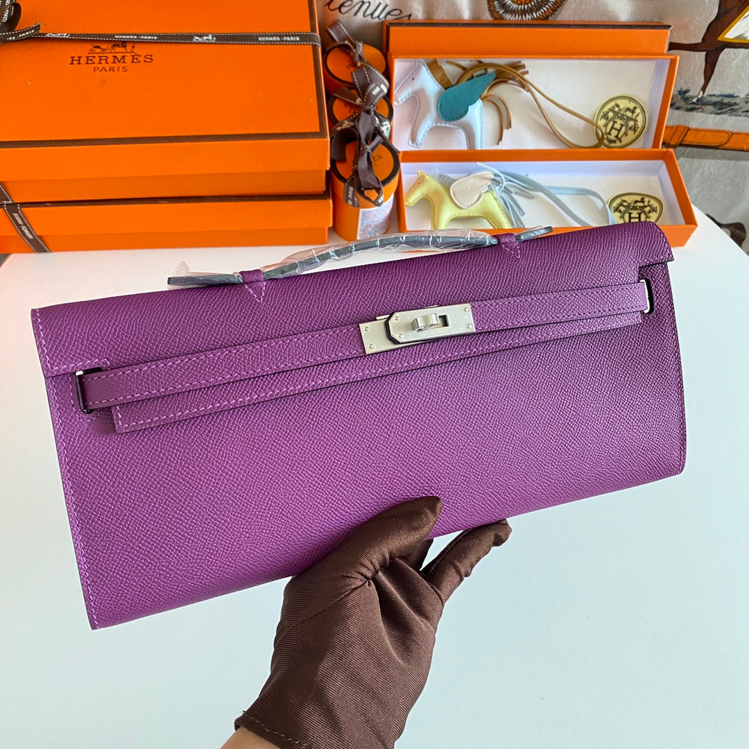 KELLY CUT 31 IN VIOLETT-LILA KALBSLEDER MIT SILBERNEN BESCHLÄGEN