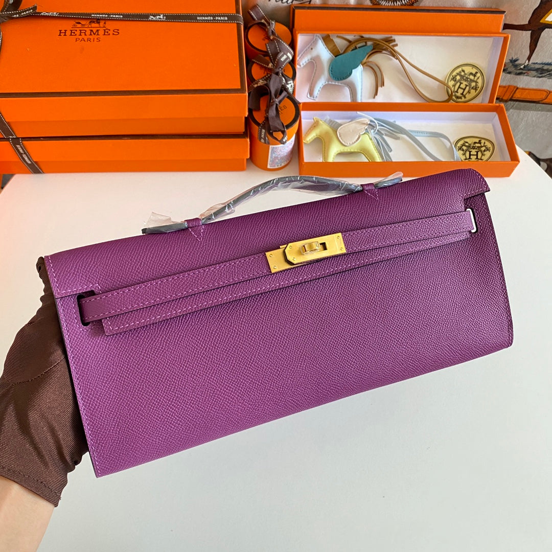 KELLY CUT 31 IN VIOLETT-LILA KALBSLEDER MIT GOLDENEN BESCHLÄGEN