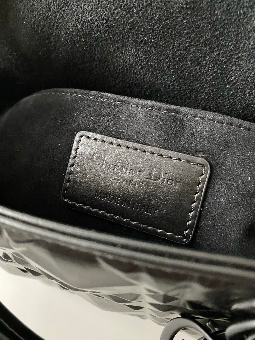 MITTLERE D-JOY TASCHE 26 IN SCHWARZEM KALBSLEDER