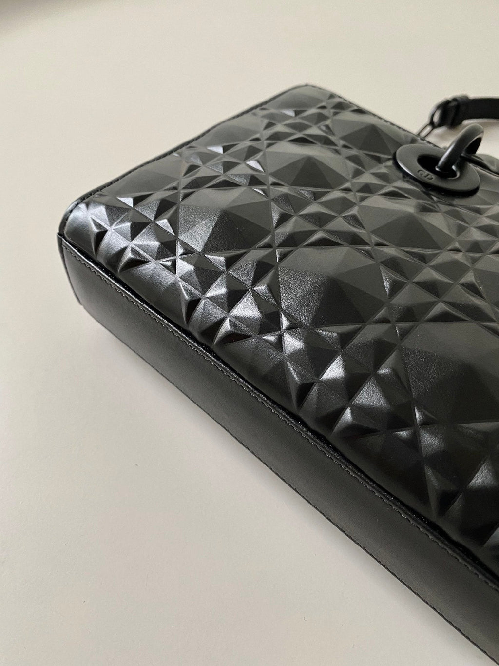 MITTLERE D-JOY TASCHE 26 IN SCHWARZEM KALBSLEDER