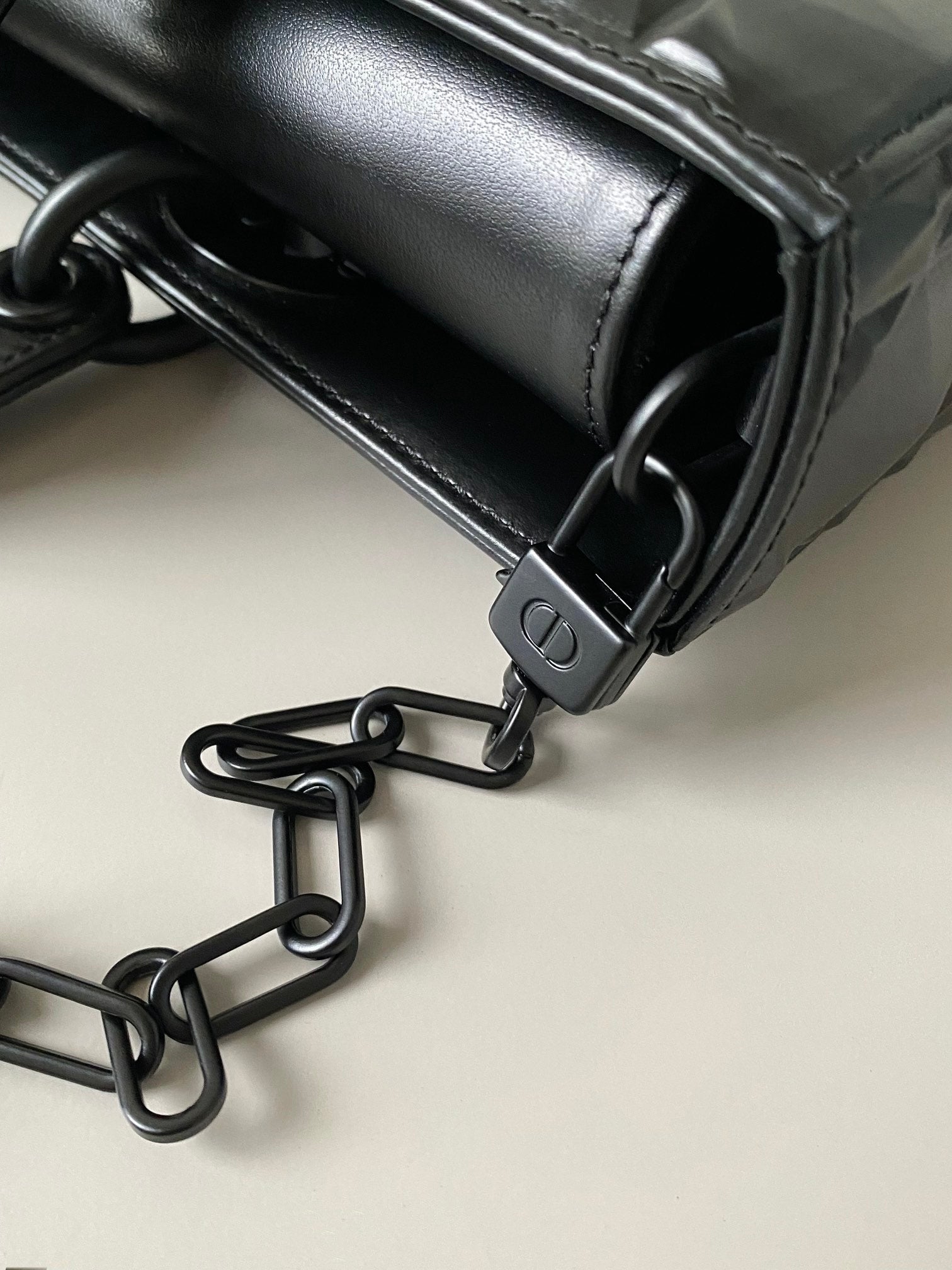 MITTLERE D-JOY TASCHE 26 IN SCHWARZEM KALBSLEDER