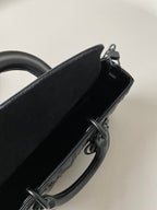 MITTLERE D-JOY TASCHE 26 IN SCHWARZEM KALBSLEDER