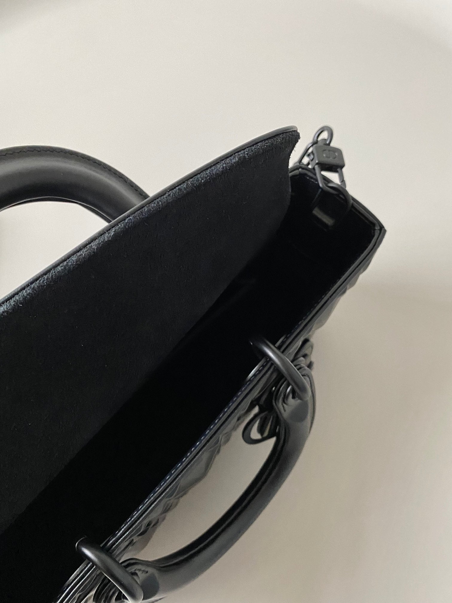 MITTLERE D-JOY TASCHE 26 IN SCHWARZEM KALBSLEDER