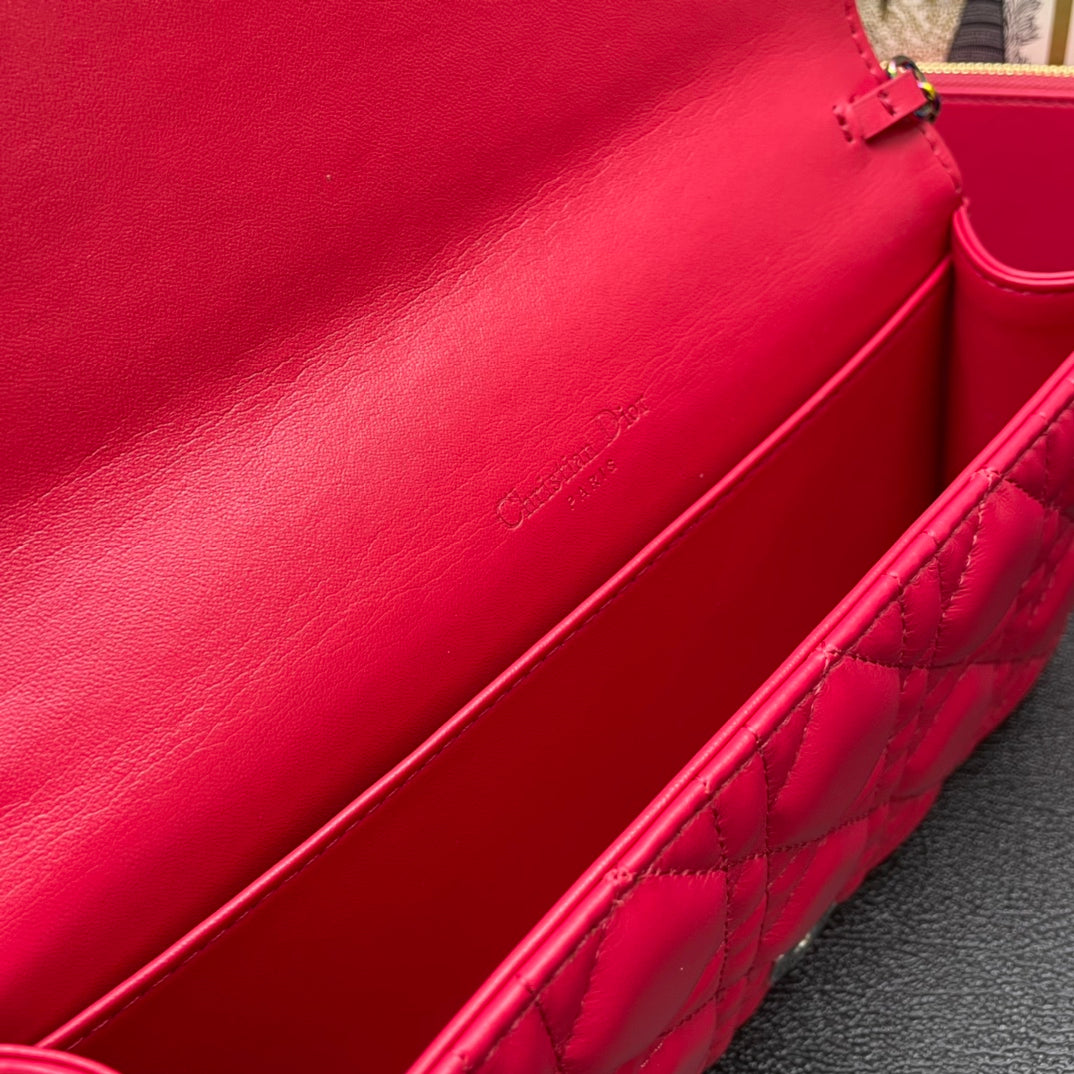 CARO SLIM POUCH 21 BAG IN KIRSCHERROTEM KALBSLEDER