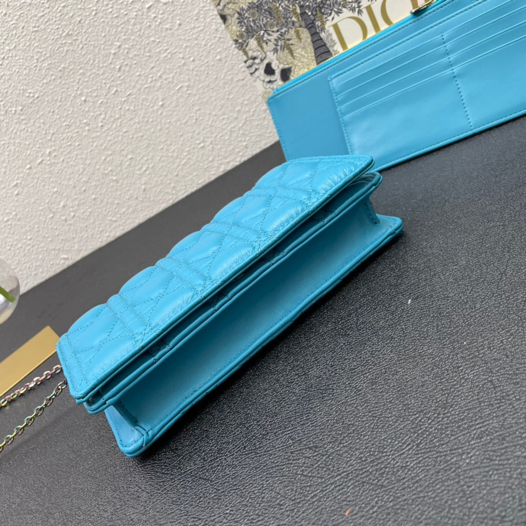 CARO SLIM POUCH 21 TASCHE IN HIMMELBLAUEM KALBSLEDER