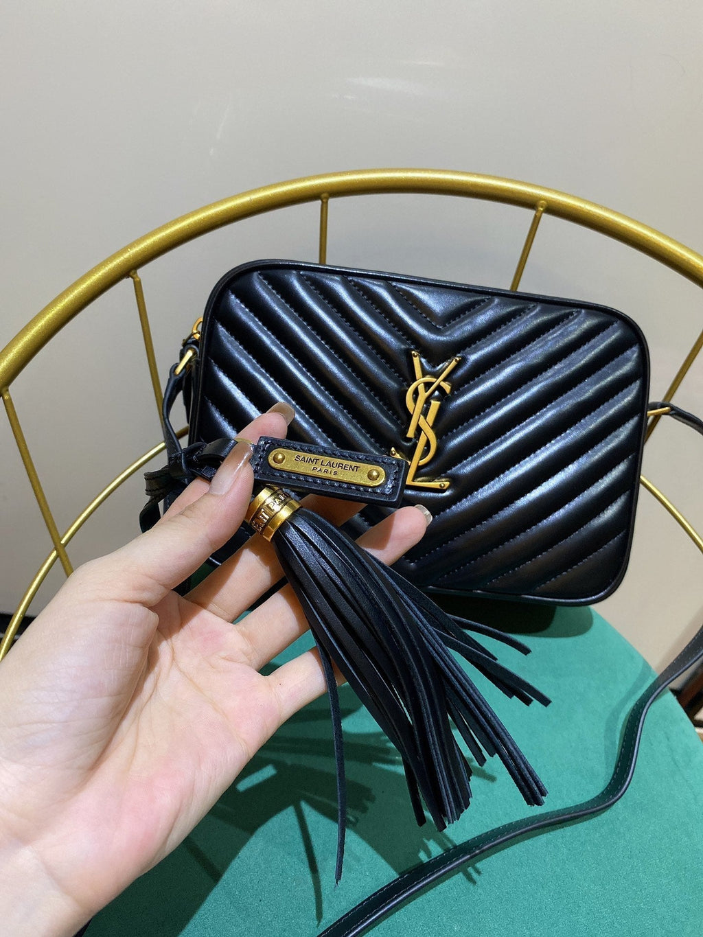 LOU 23 Kameratasche aus schwarz/gold gestepptem Leder