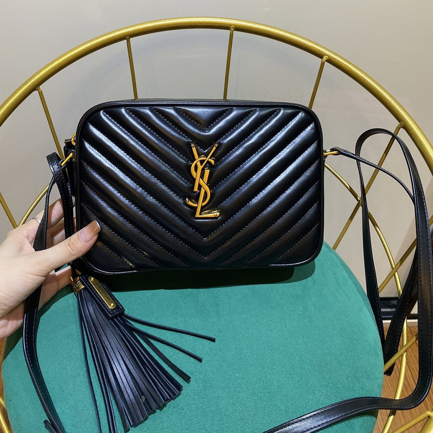 LOU 23 Kameratasche aus schwarz/gold gestepptem Leder