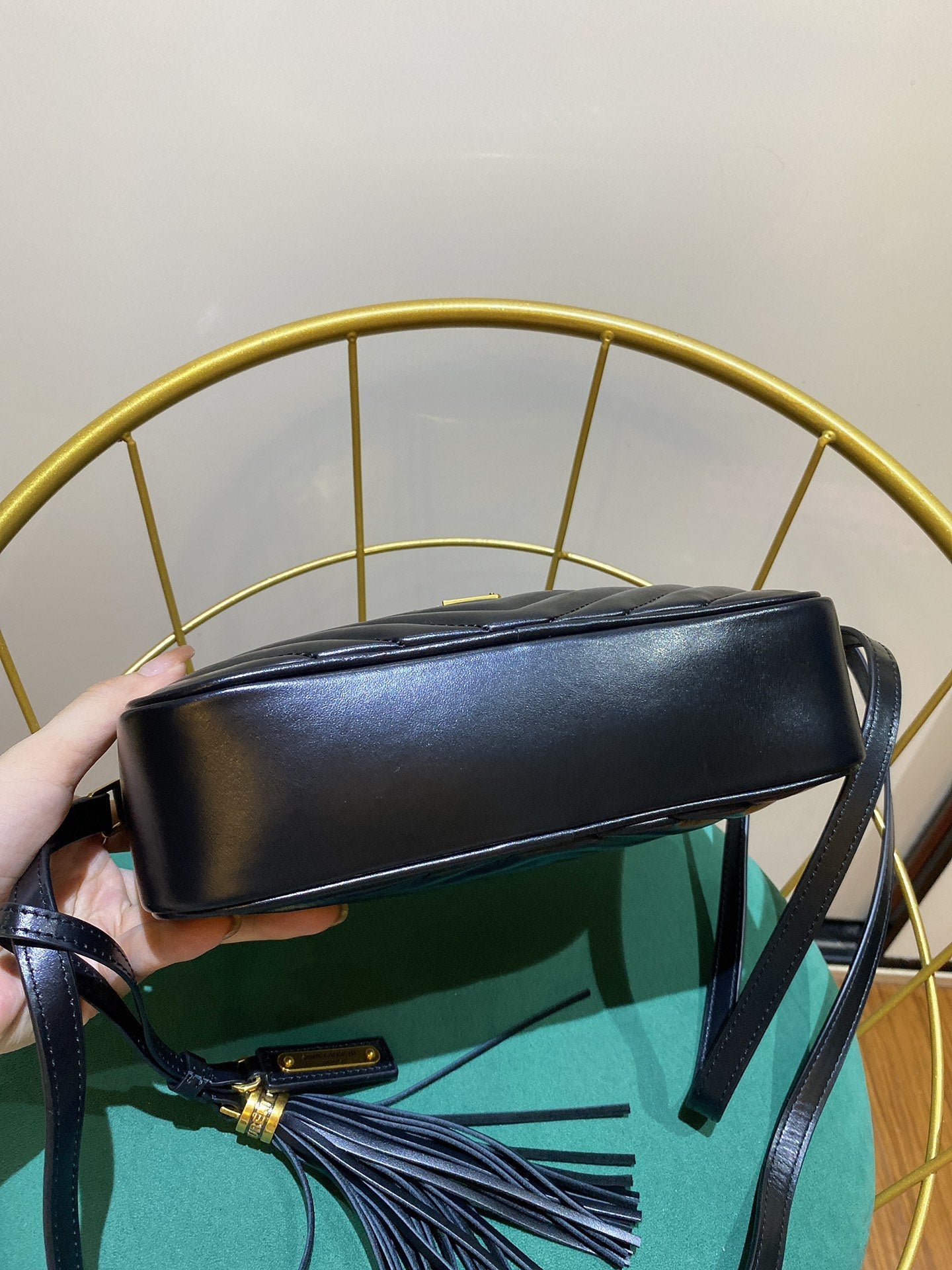 LOU 23 Kameratasche aus schwarz/gold gestepptem Leder