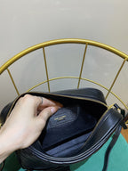 LOU 23 Kameratasche aus schwarz/gold gestepptem Leder