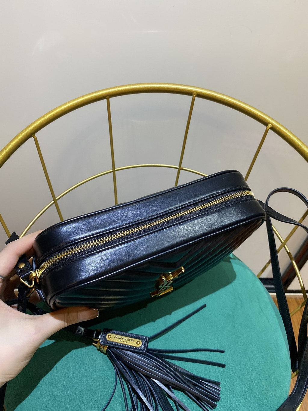 LOU 23 Kameratasche aus schwarz/gold gestepptem Leder