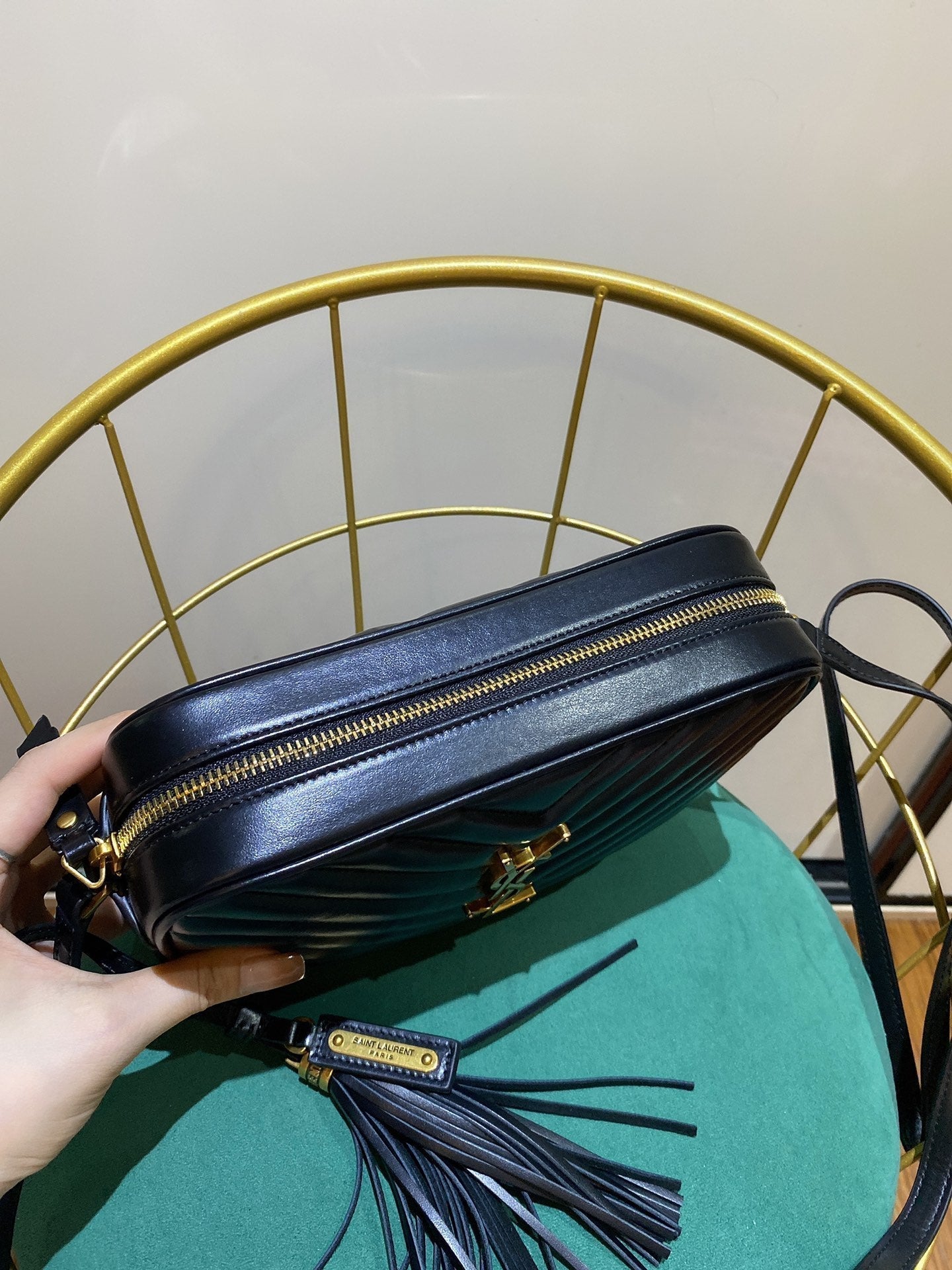 LOU 23 Kameratasche aus schwarz/gold gestepptem Leder