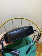 LOU 23 Kameratasche aus schwarzem gestepptem Leder