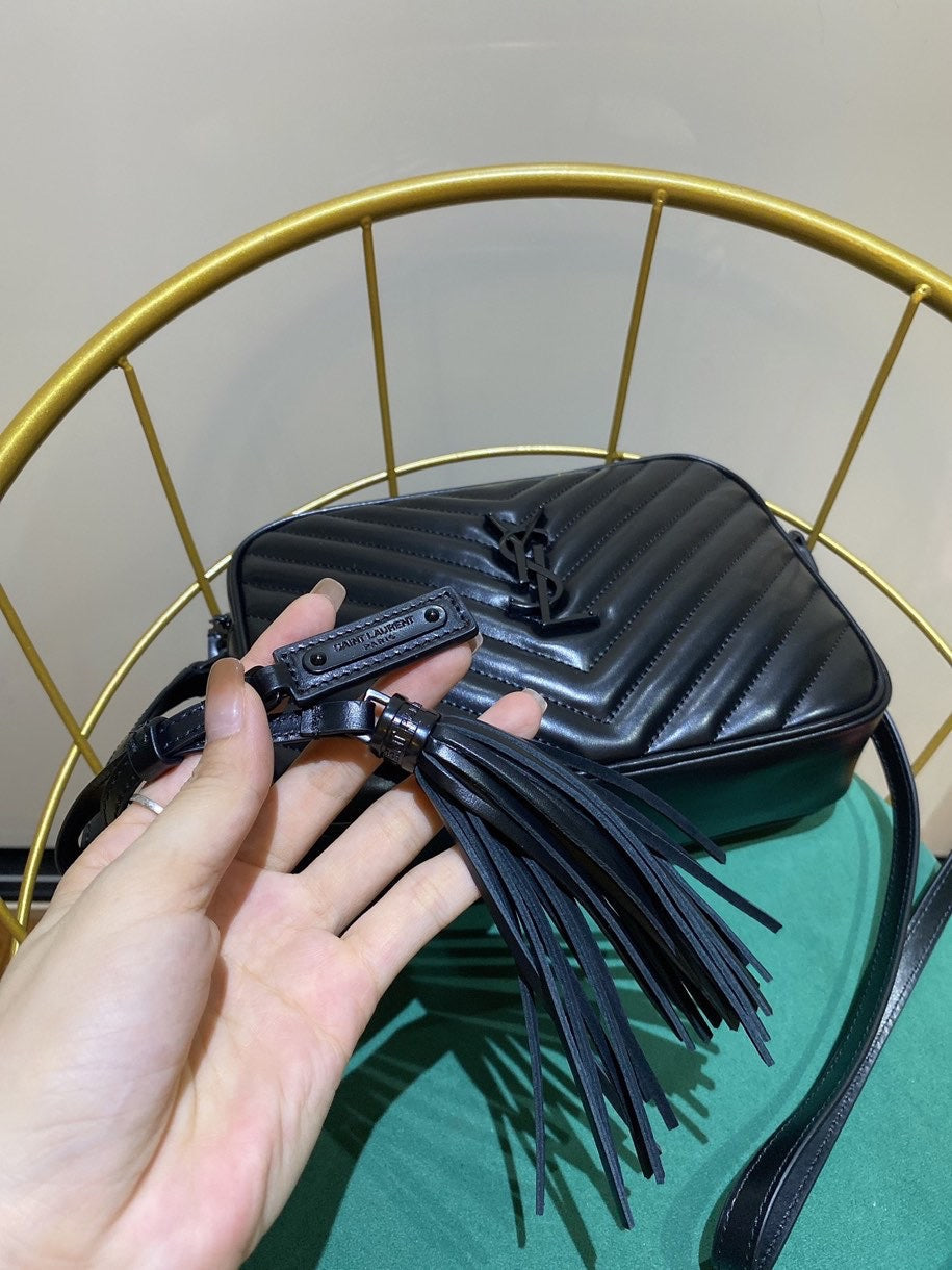 LOU 23 Kameratasche aus schwarzem gestepptem Leder