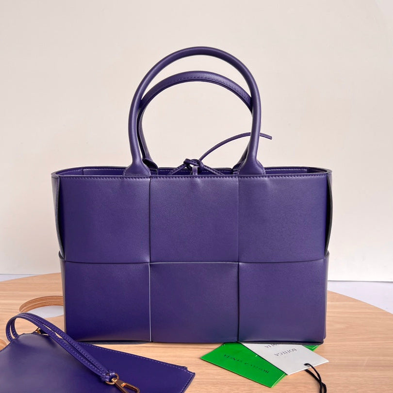 KLEINE ARCO-TASCHE 30 IN EAST BAY PURPLE LAMMLEDER