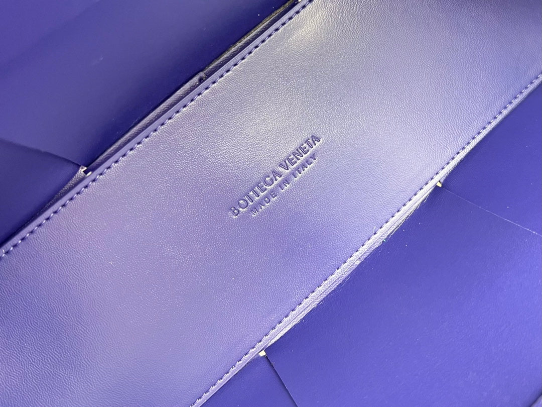 KLEINE ARCO-TASCHE 30 IN EAST BAY PURPLE LAMMLEDER