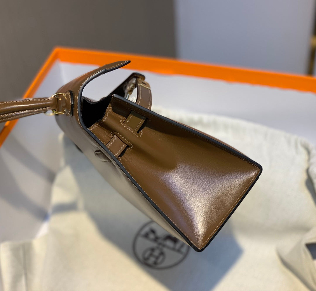 KELLY MINI 20er-TÜTE AUS SCHOKOLADENBRAUNEM GLATTEM KALBSLEDER MIT GOLDENEN BESCHLÄGEN (AUF BESTELLUNG GEFERTIGT)