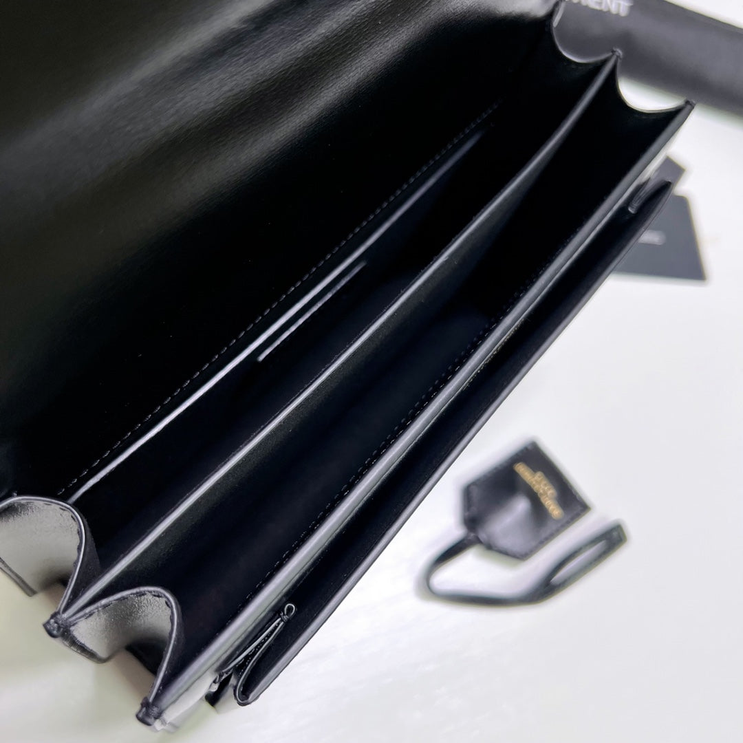 SUNSET MEDIUM 22 IN SCHWARZEM KALBSLEDER GOLDENE HARDWARE