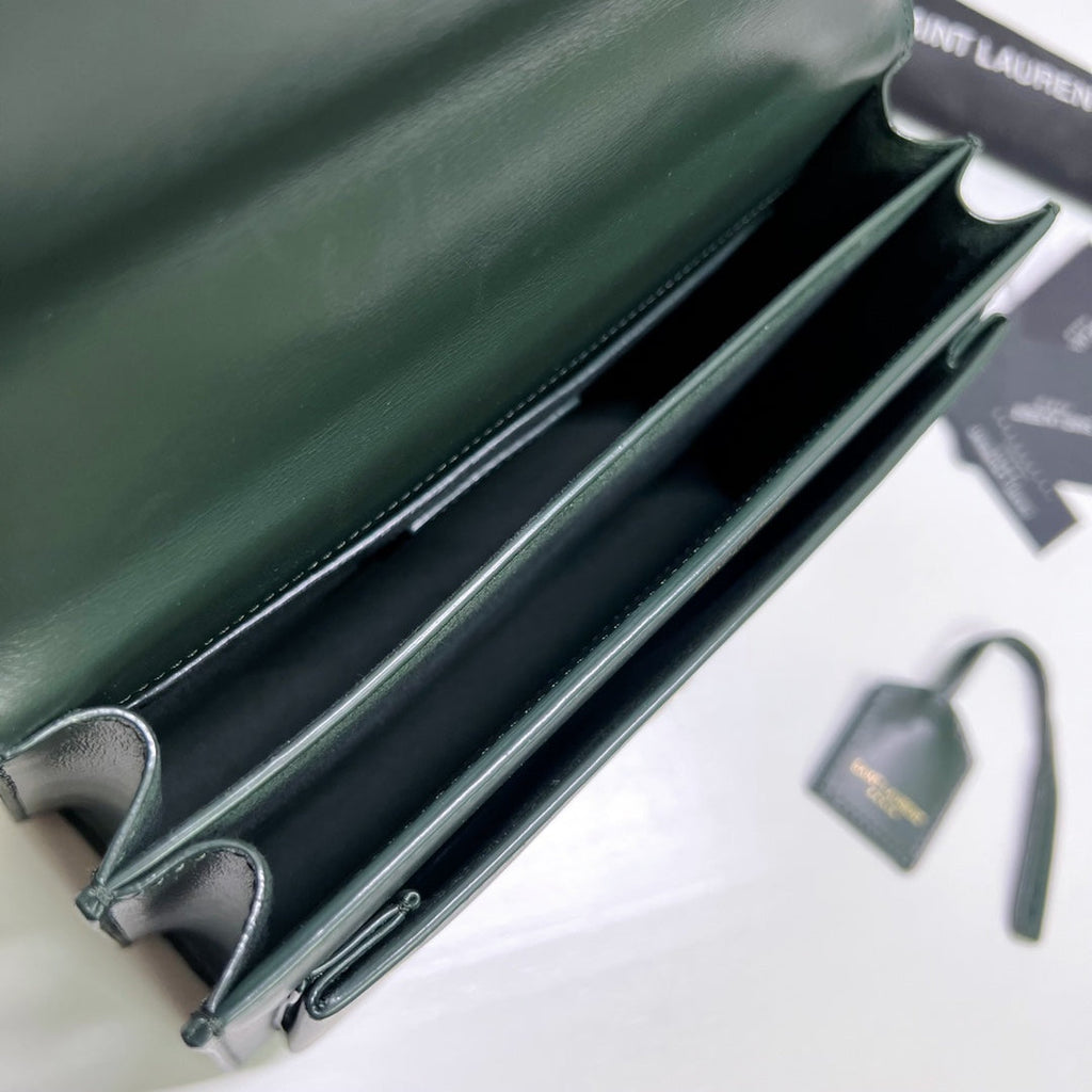 SUNSET MEDIUM 22 IN DUNKELGRÜNES KALBSLEDER GOLDENE BESCHLÄGE