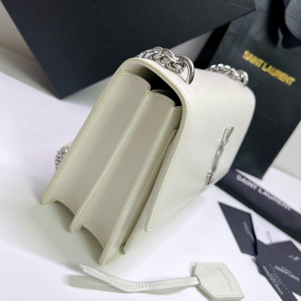 SUNSET MEDIUM 22 IN WEISSEM KALBSLEDER SILBERNE BESCHLÄGE