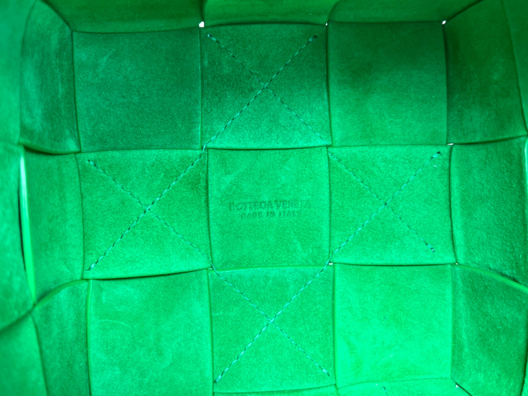 KLEINER KASSETTEN-EIMTER 18 ZOLL WEISS UND GRÜN GEFUTTER, KALBSLEDER