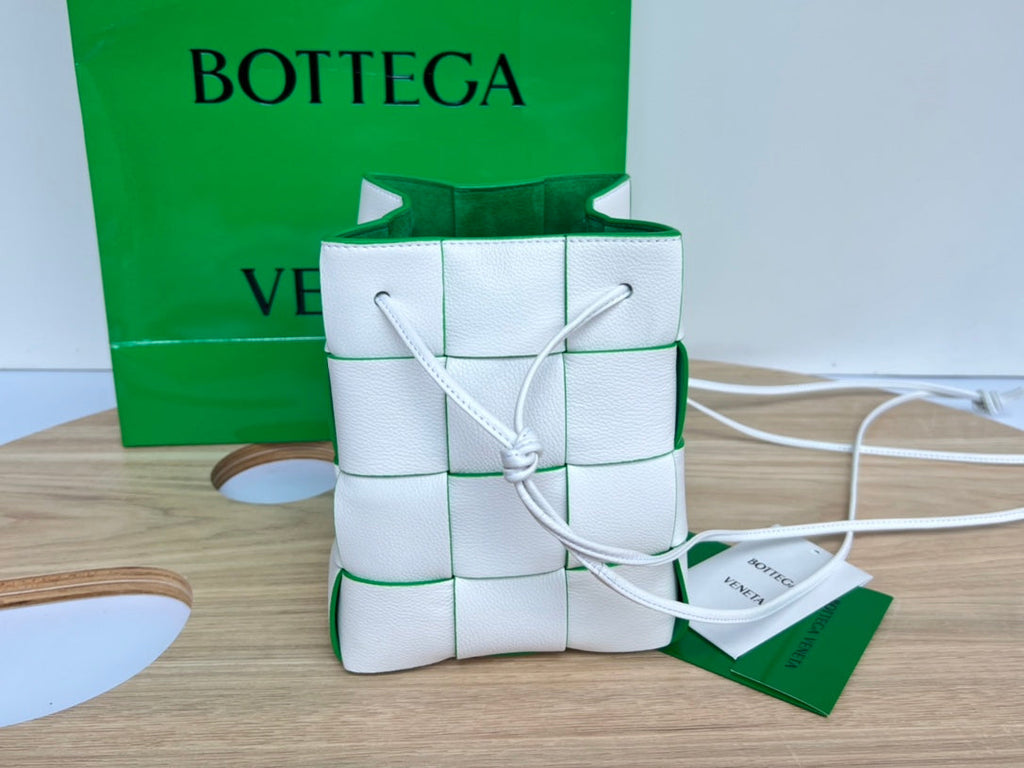 KLEINER KASSETTEN-EIMTER 18 ZOLL WEISS UND GRÜN GEFUTTER, KALBSLEDER