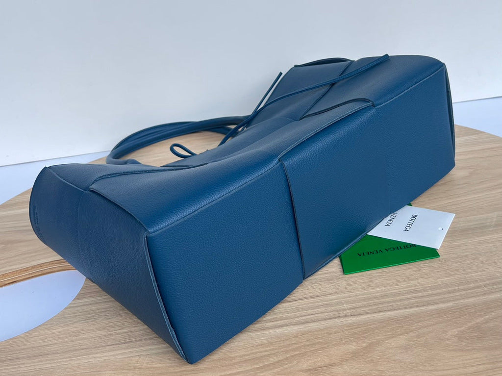 ARCO TOTE 36 IN ÄGÄISCHBLAUEM KALBSLEDER