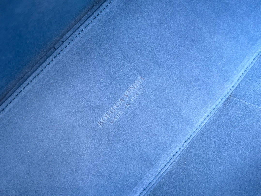 ARCO TOTE 36 IN ÄGÄISCHBLAUEM KALBSLEDER