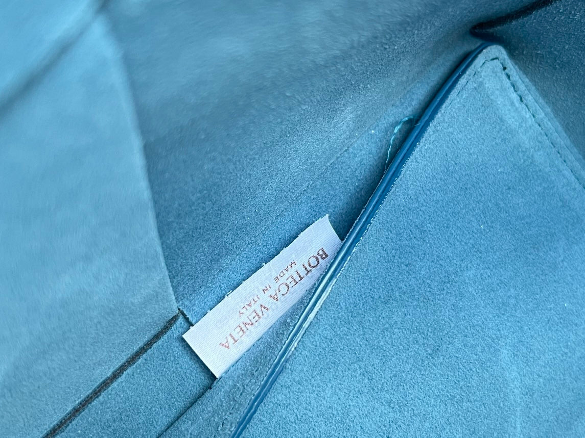 Kleine Arco Tragetasche 30 in ägäischblauem Kalbsleder