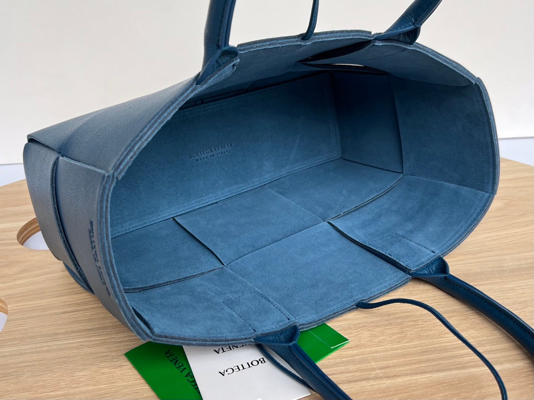 Kleine Arco Tragetasche 30 in ägäischblauem Kalbsleder