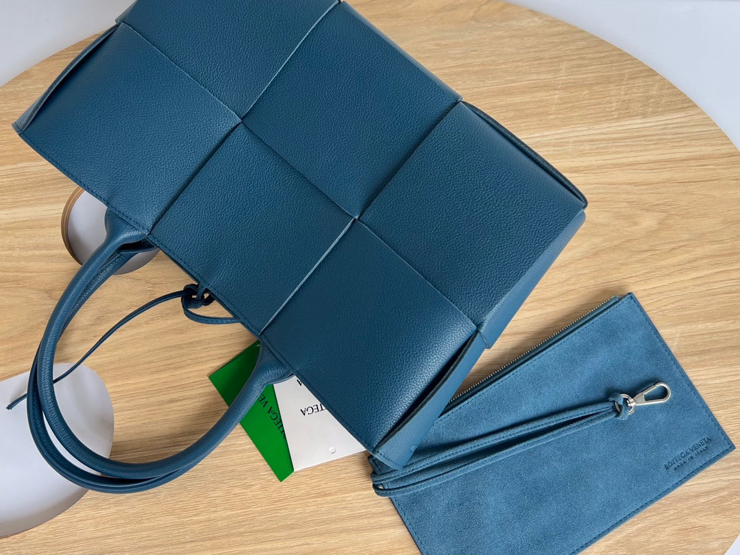 Kleine Arco Tragetasche 30 in ägäischblauem Kalbsleder