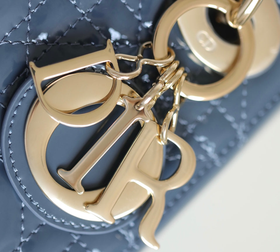 LADY 17 IN HIMMELSBLAU MIT CANNAGE-MUSTER