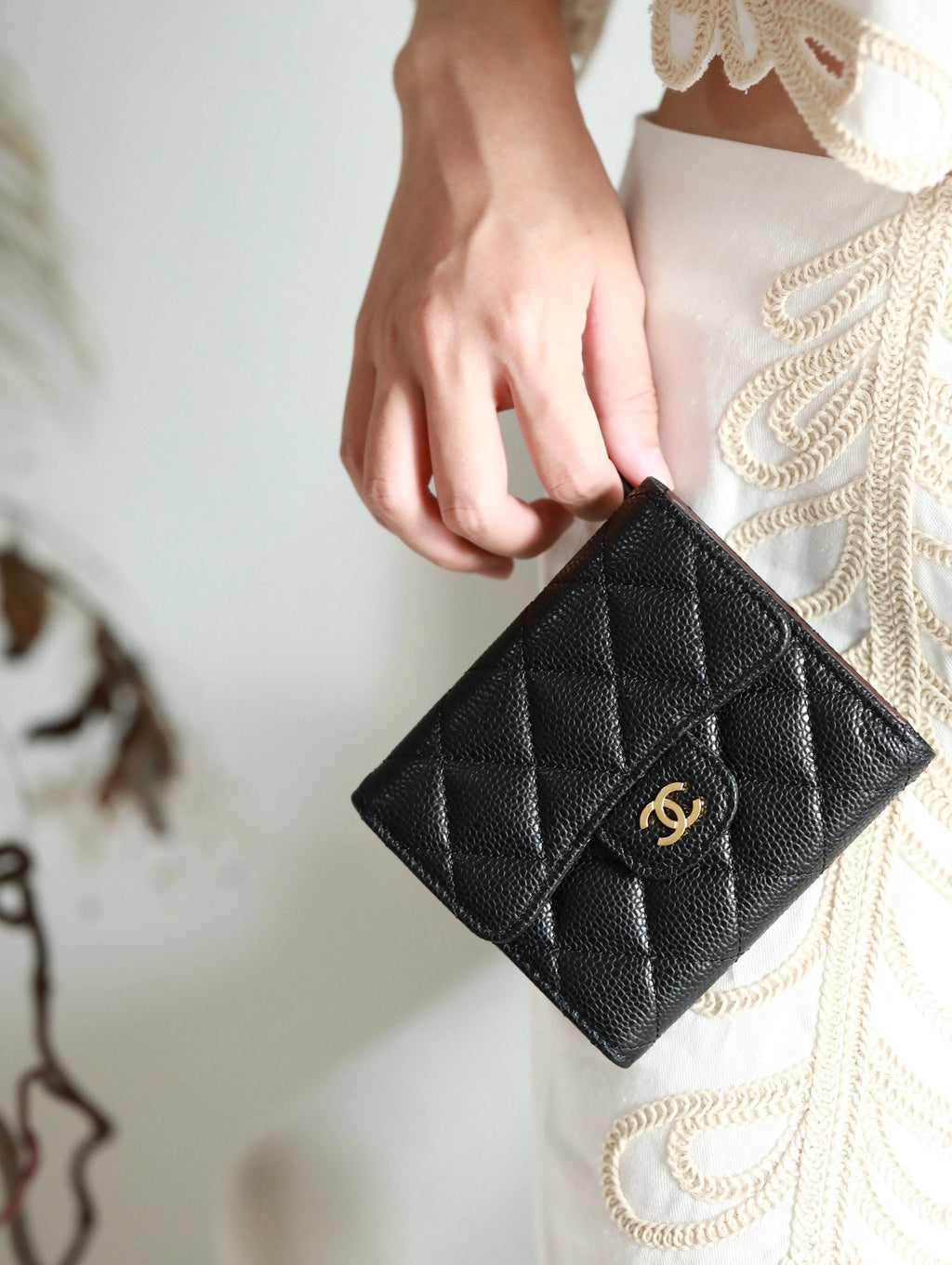 Kartenetui mit Klappe, 11,5 cm, schwarzes genarbtes Kalbsleder, Gold Icon