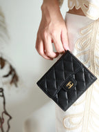 Kartenetui mit Klappe, 11,5 cm, schwarzes genarbtes Kalbsleder, Gold Icon