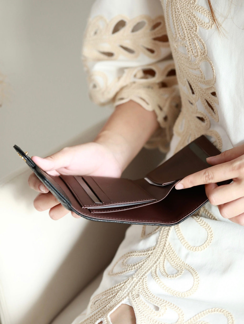 Kartenetui mit Klappe, 11,5 cm, schwarzes genarbtes Kalbsleder, Gold Icon