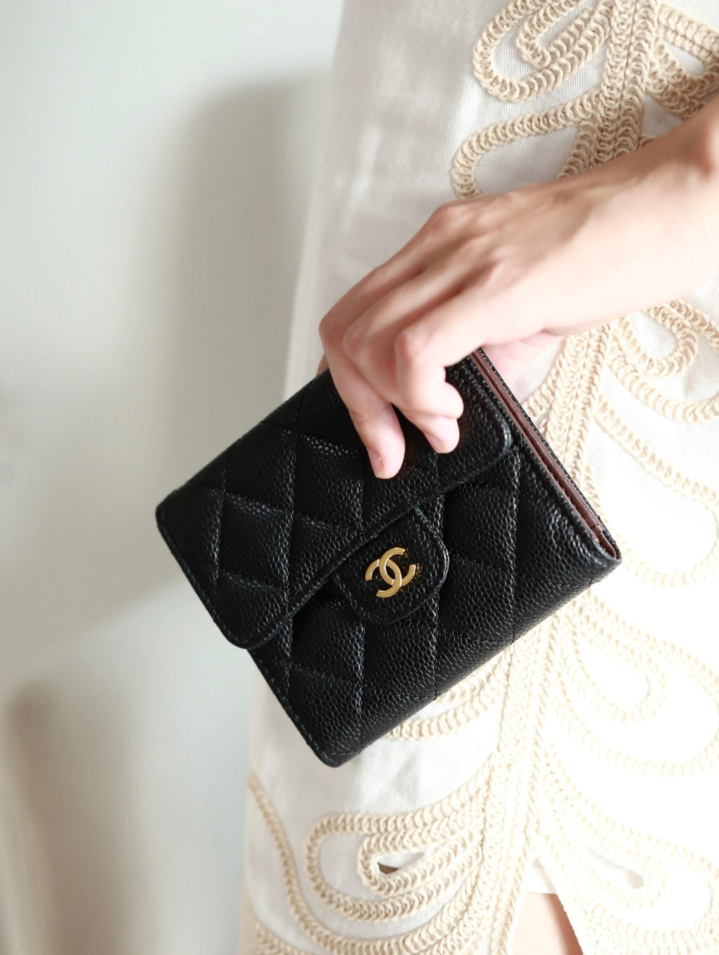 Kartenetui mit Klappe, 11,5 cm, schwarzes genarbtes Kalbsleder, Gold Icon