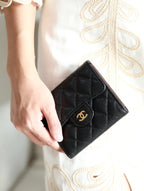 Kartenetui mit Klappe, 11,5 cm, schwarzes genarbtes Kalbsleder, Gold Icon