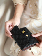 Kartenetui mit Klappe, 11,5 cm, schwarzes genarbtes Kalbsleder, Gold Icon