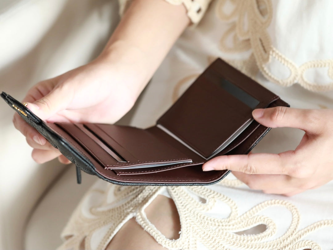 Kartenetui mit Klappe, 11,5 cm, schwarzes genarbtes Kalbsleder, Gold Icon