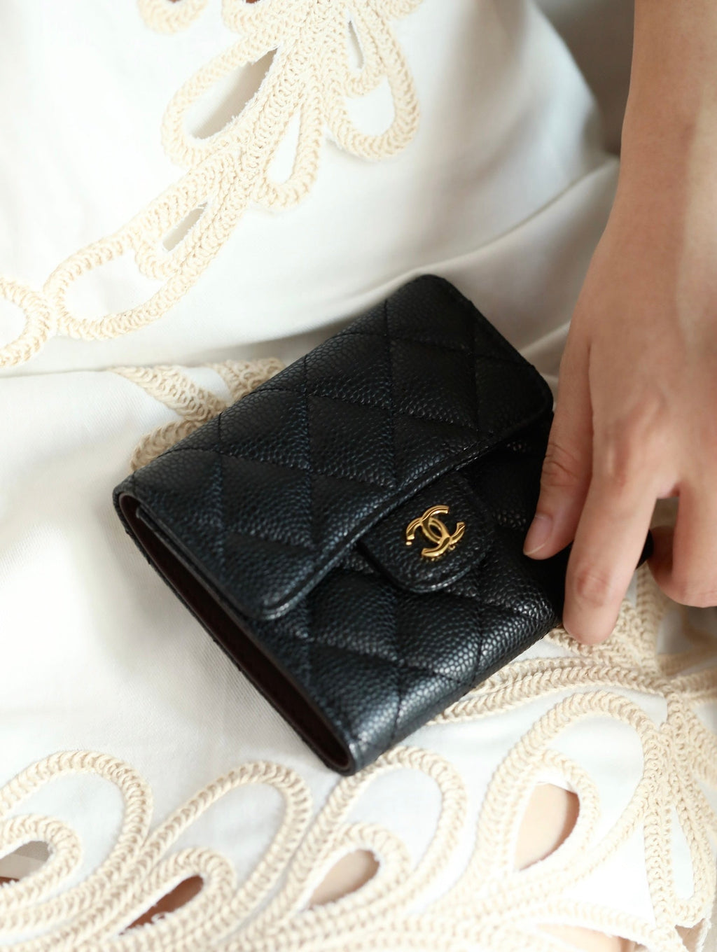 Kartenetui mit Klappe, 11,5 cm, schwarzes genarbtes Kalbsleder, Gold Icon