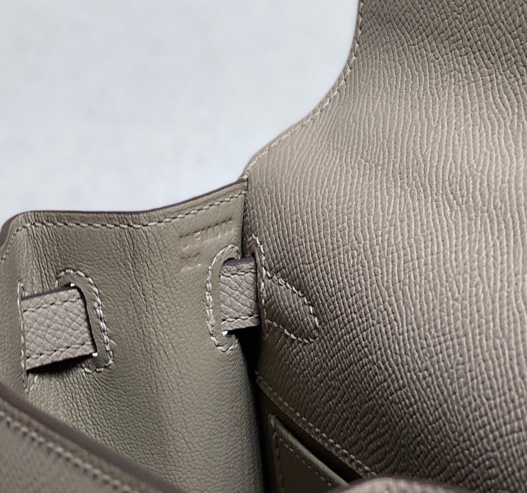 KELLY MINI 20 TASCHE AUS HELLBRAUNEM KALBSLEDER MIT GOLDENEN BESCHLÄGEN (AUF BESTELLUNG GEFERTIGT)